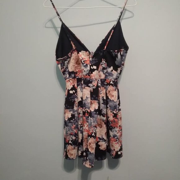 Weekend Ready Floral Mini Dress (Small) - Picture 2 of 4